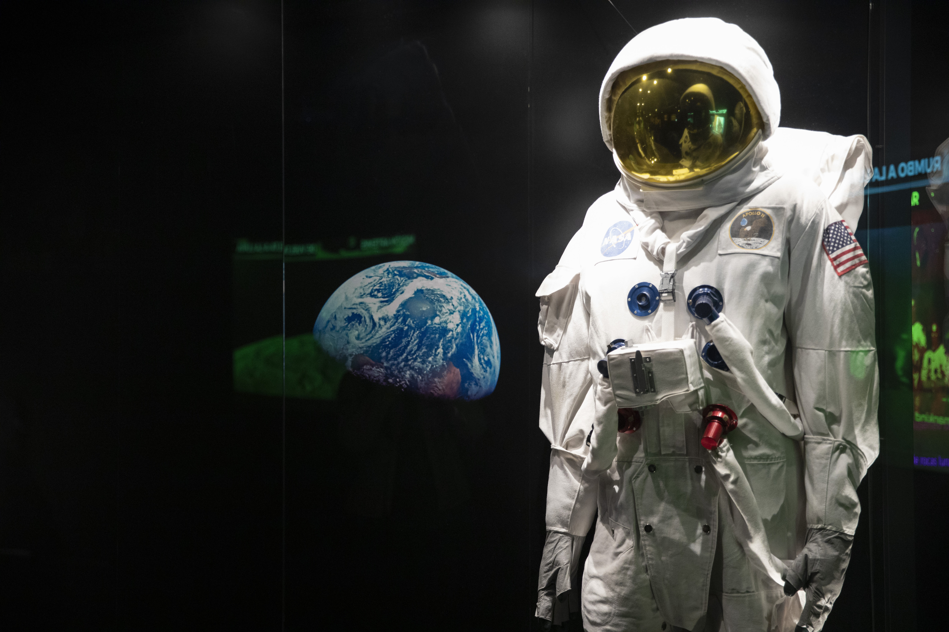 Fachada del Planetario de Madrid iluminada durante la celebración de su 40.º aniversario