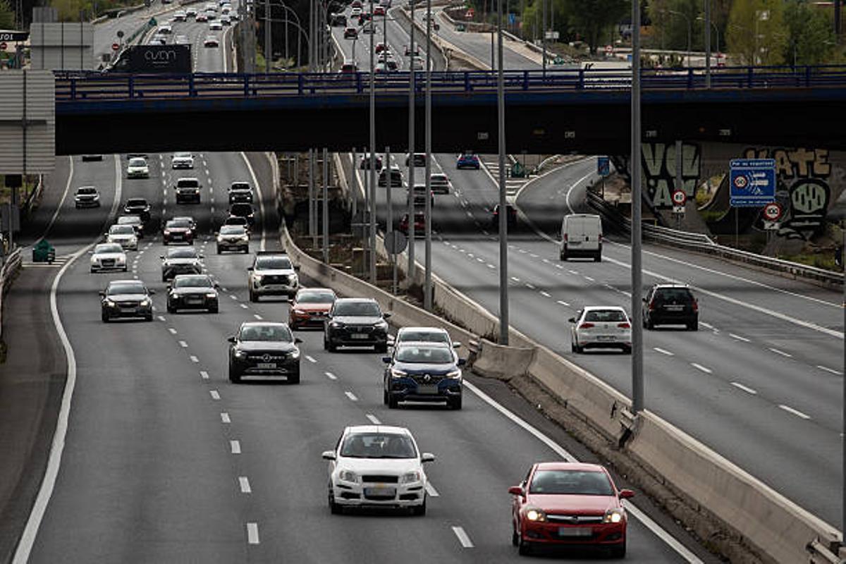 Control de velocidad en autopista, con agentes de la DGT y vehículos en pista