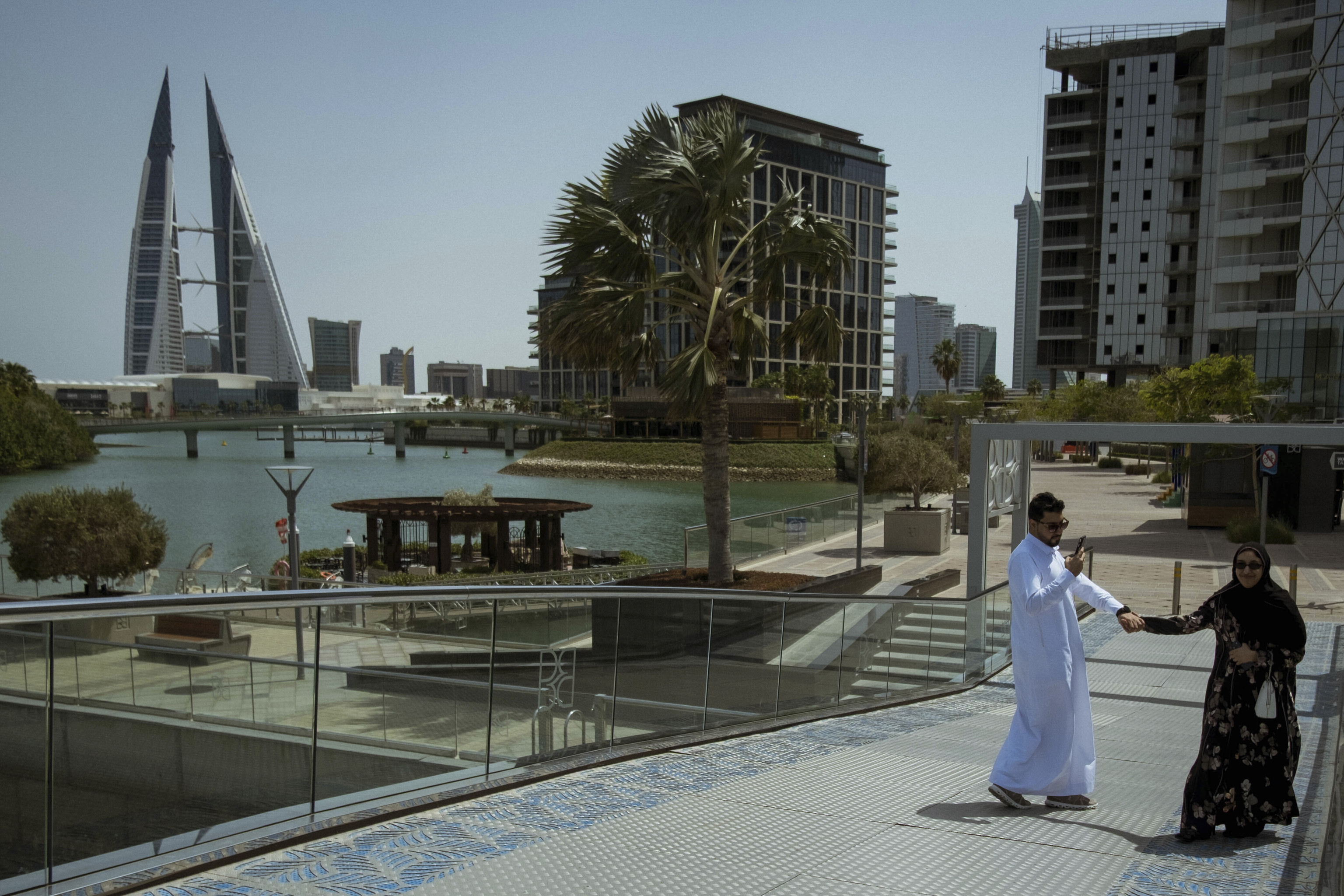 Turismo saudí en Bahréin: miles cruzan el puente Rey Fahd pese a los bombardeos iraníes