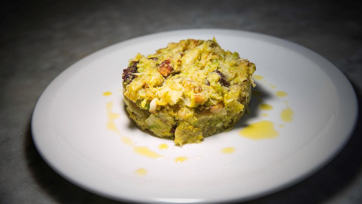 Rösti con yema y brandada servido en Bullanga, Barcelona