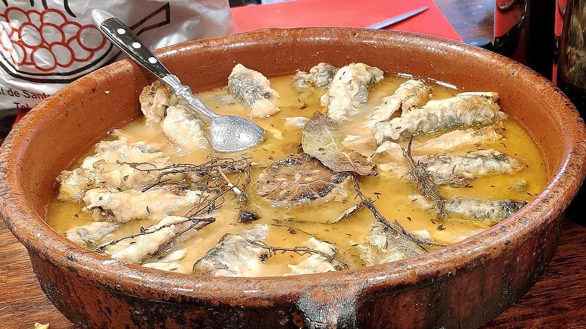 Ambiente bullicioso y barra larga del Bar Solera en el mercado de la Concepció