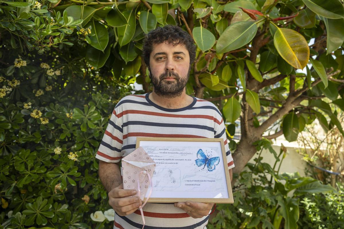 Fotografía de la familia Rujano con la caja de recuerdos del bebé Axel