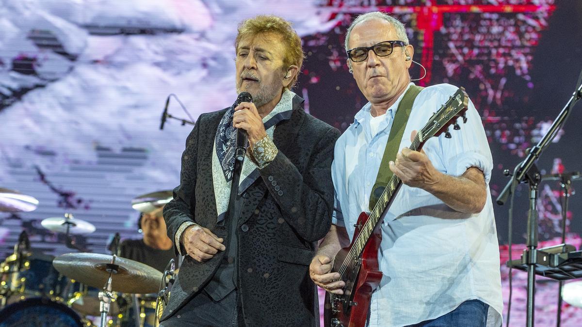 Manolo García y Quimi Portet en el Estadi Olímpic durante el concierto de El Último de la Fila