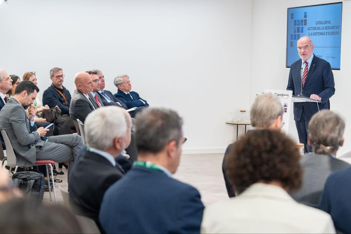 Acto de la Cambra con el conseller Miquel Sàmper anunciando la reconversión industrial