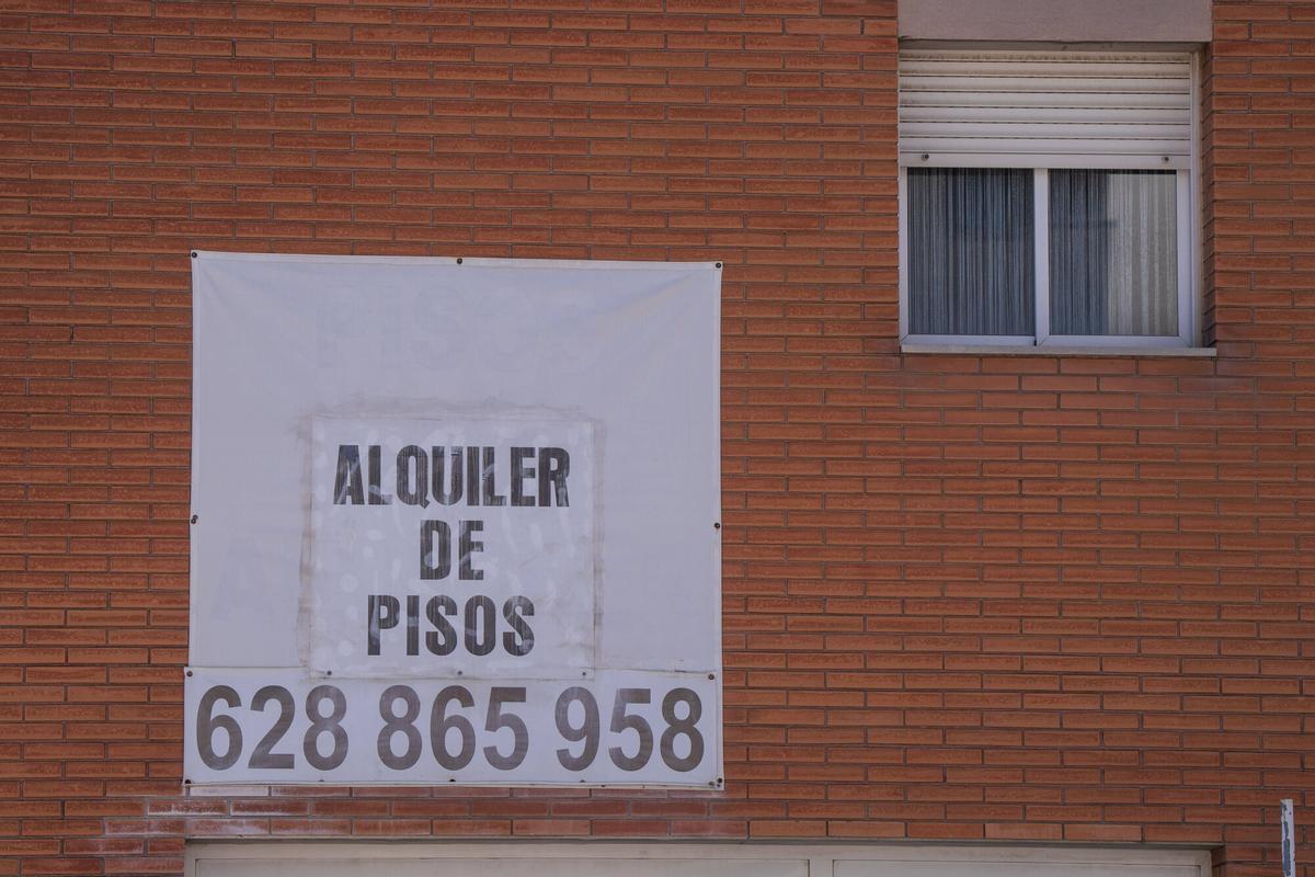 Gráfica comparativa del descenso del alquiler en Barcelona y Tarragona frente al aumento nacional en abril 2024