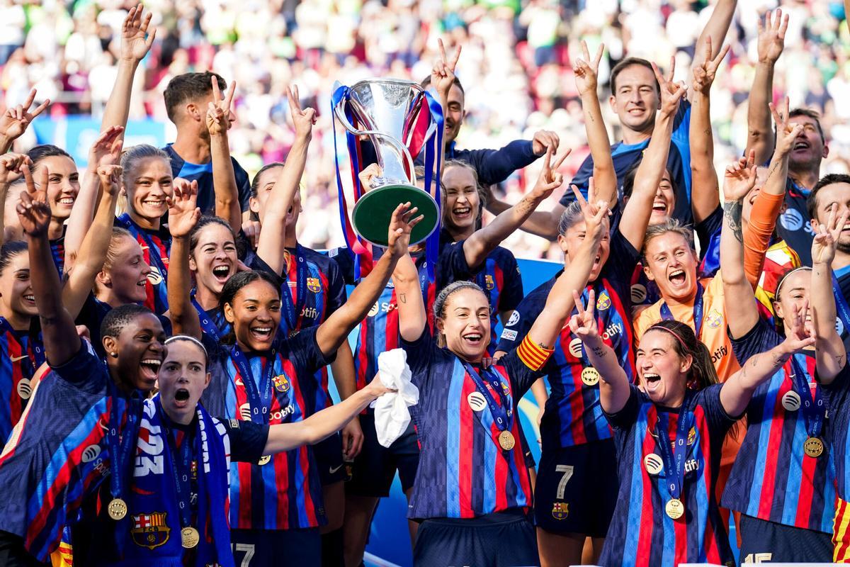 Jugadoras del FC Barcelona y Olympique de Lyon celebrando antes del inicio de la final en el Ullevaal Stadion de Oslo