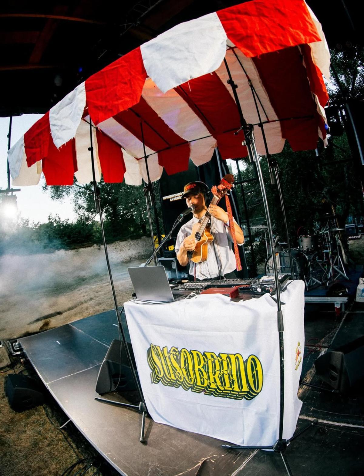 Artista Susobrino actuando en el escenario del ciclo Tupumpum