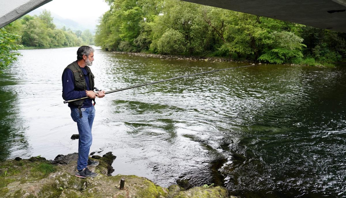 Pescador de salmón lanzando su línea en un río de Asturias