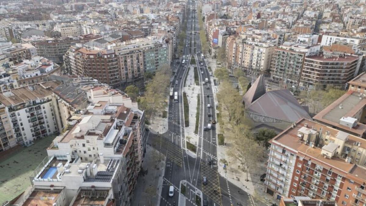 Vista aérea de la avenida Meridiana con nuevas marquesinas y pasos de peatón para el bus interurbano