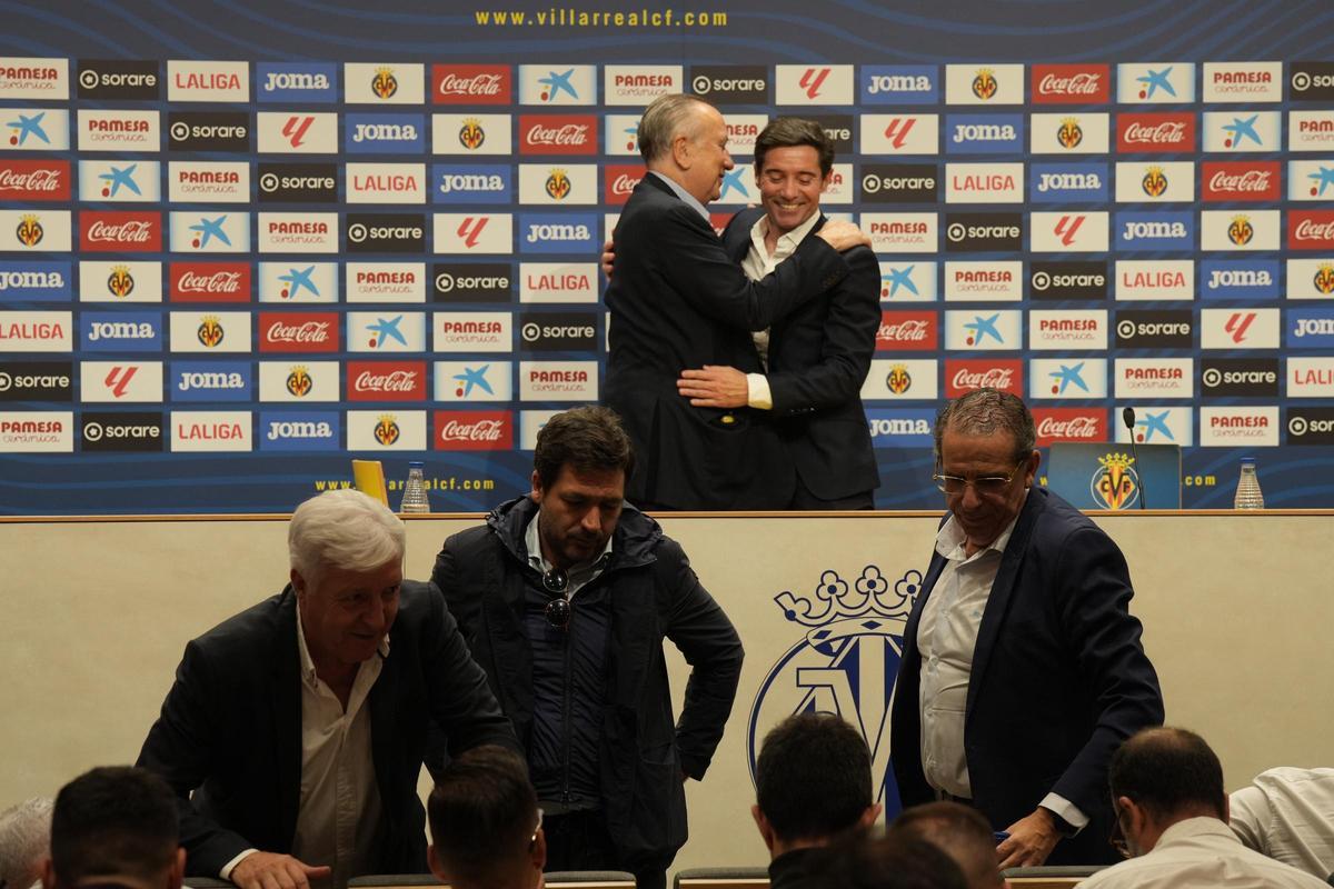 Marcelino García Toral saludando a la afición del Villarreal