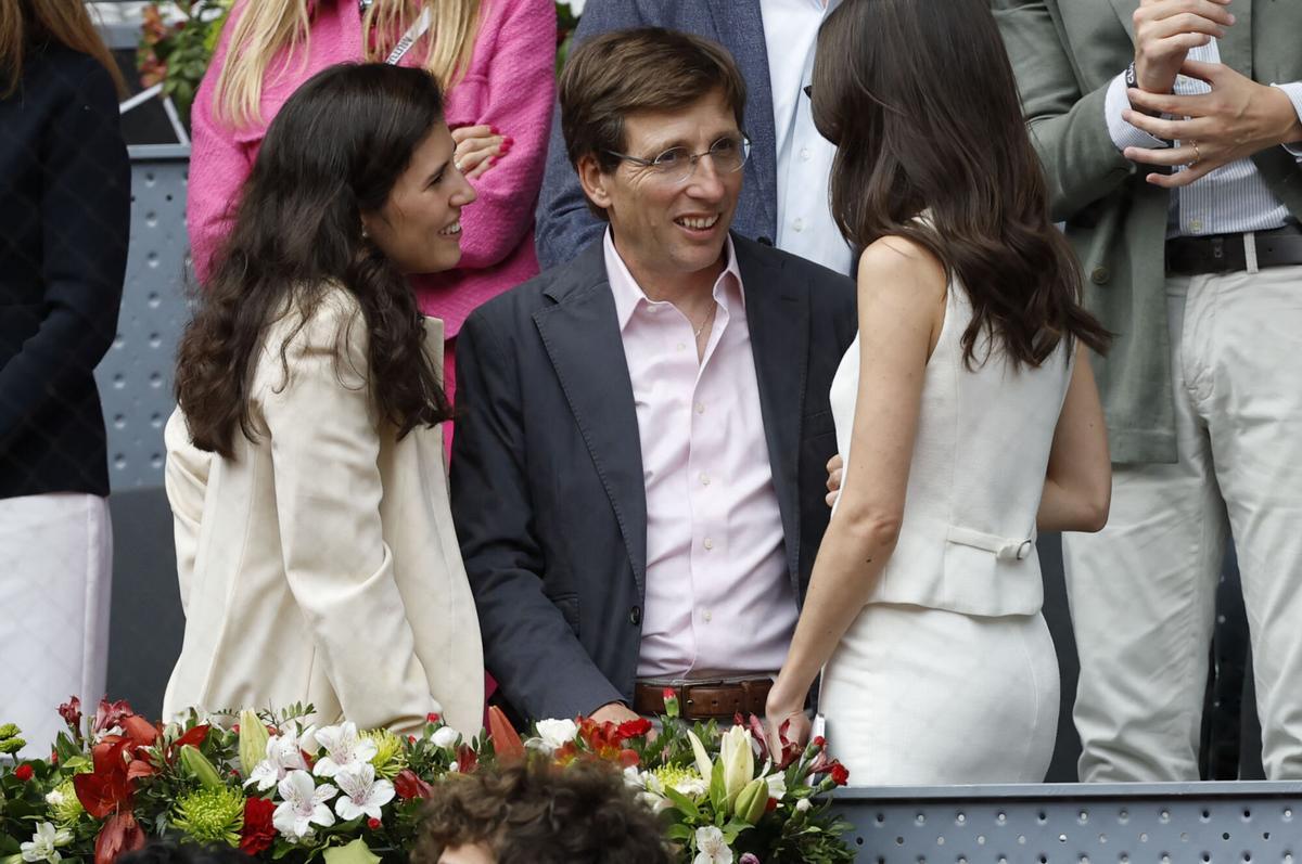 Alfombra roja de famosos en las gradas durante la final del Mutua Madrid Open, con el alcalde de Madrid y su esposa entre los espectadores
