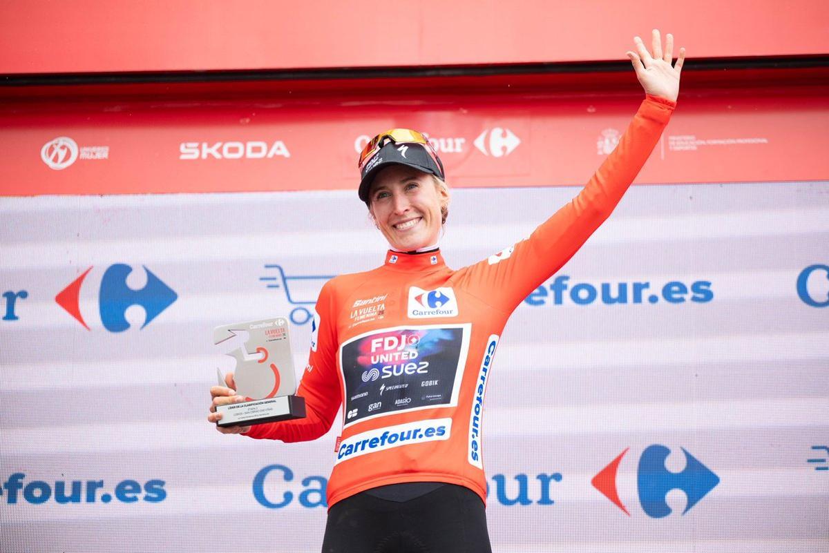 Shari Bossuyt celebrando su victoria en el sprint de la etapa 2 de la Vuelta Femenina