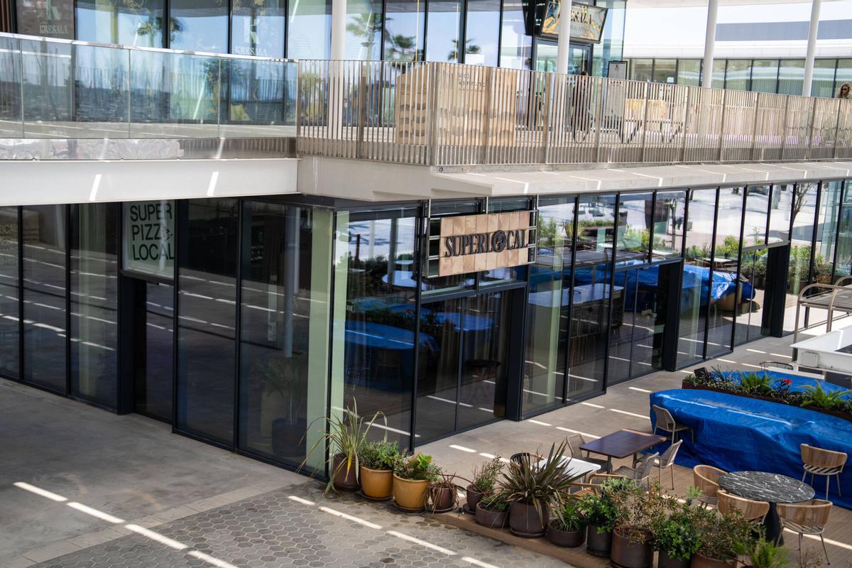 Terraza del Balcón Gastronómico con vista al mar en el Port Olímpic