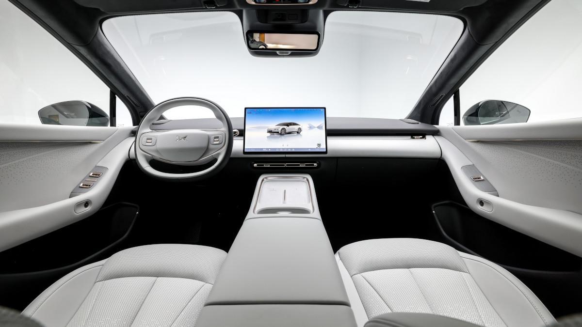 Xpeng P7+ en una carretera, mostrando su diseño aerodinámico y líneas elegantes