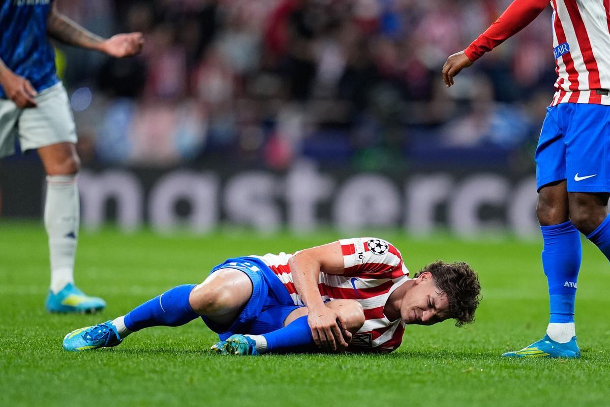 Álvarez con el tobillo vendado antes del partido de vuelta