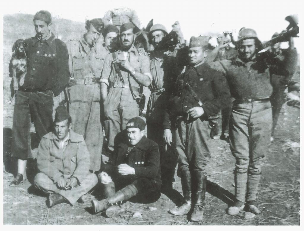 Portada del libro "Laberinto de lealtades" con foto de los autores