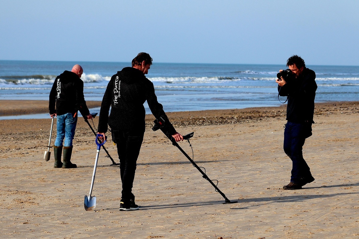 Multas de hasta 150.000 euros por usar detectores de metales en playas de Andalucía