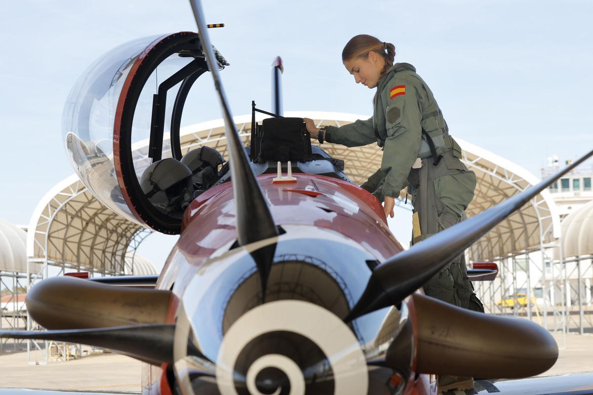 Leonor se sube a un caza F‑5: la Princesa de Asturias vuela en entrenamiento militar
