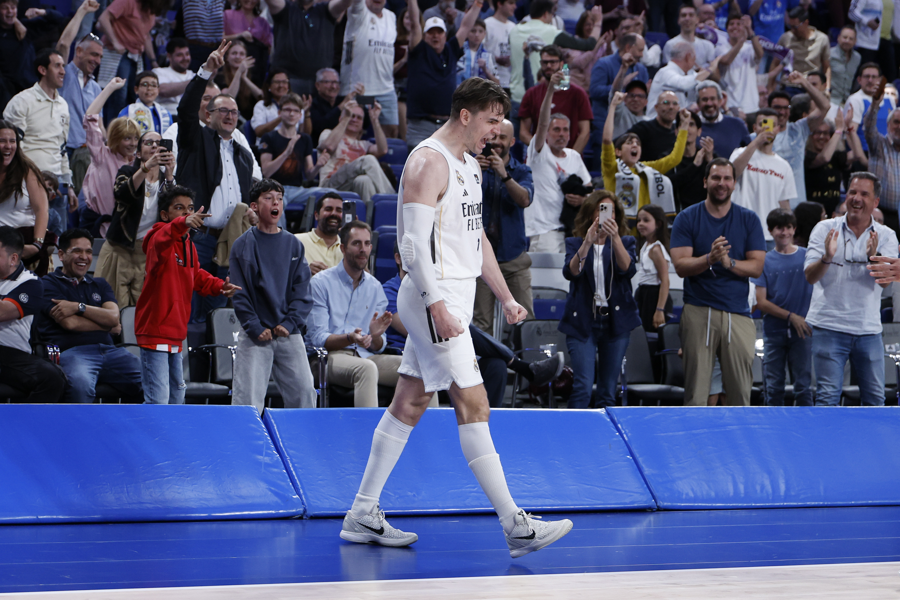 Mario Hezonja celebrando su actuación de 40 puntos contra UCAM Murcia