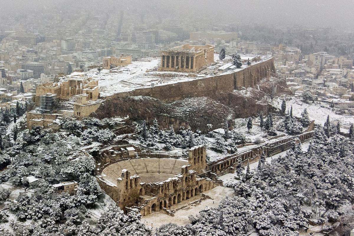 Vista panorámica de la nieve en los picos del Monte Olimpo, Grecia