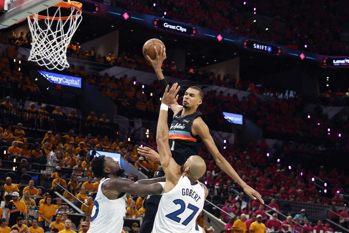 Wembanyama bate récord de tapones y los Timberwolves vencen 104-102 a los Spurs