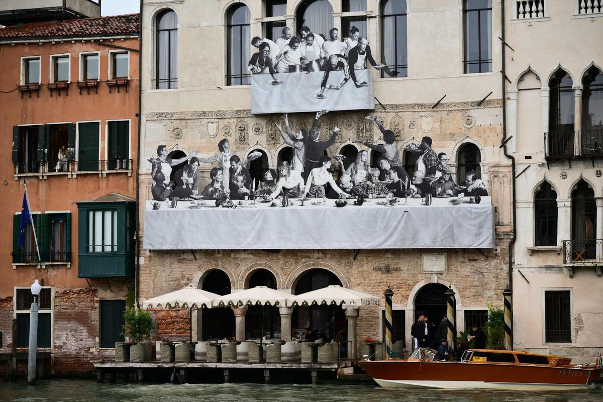 Fotografía de la fachada de Ca' del Mosto con la obra "Il Gesto" de JR durante la Bienal de Venecia 2026