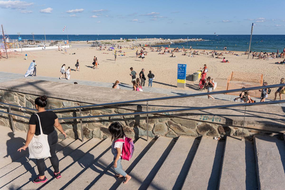 Bandera Azul ondeando sobre la playa del Bogatell en Barcelona, símbolo del éxito de Cataluña en 2026
