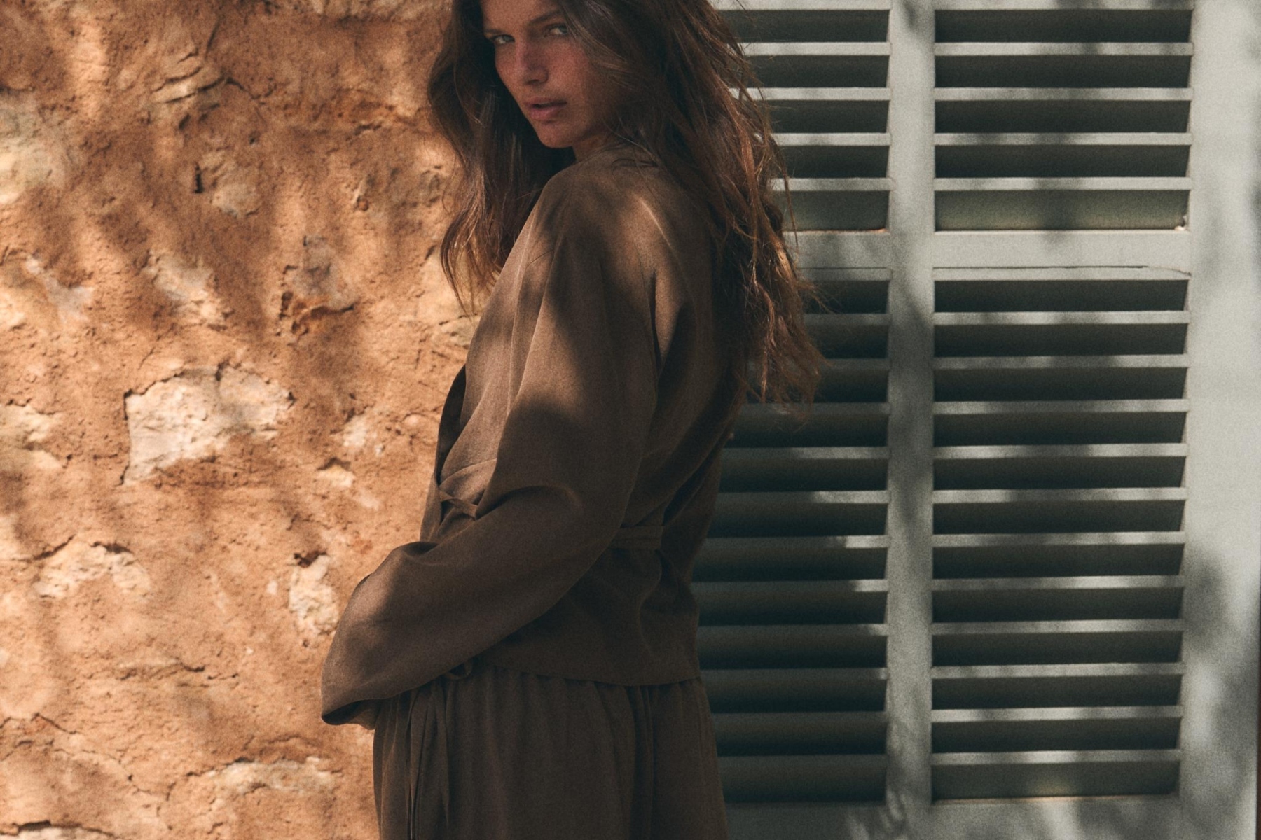 Zara rebaja sus pantalones palazzo a 15,99 €: la pieza clave para un armario elegante