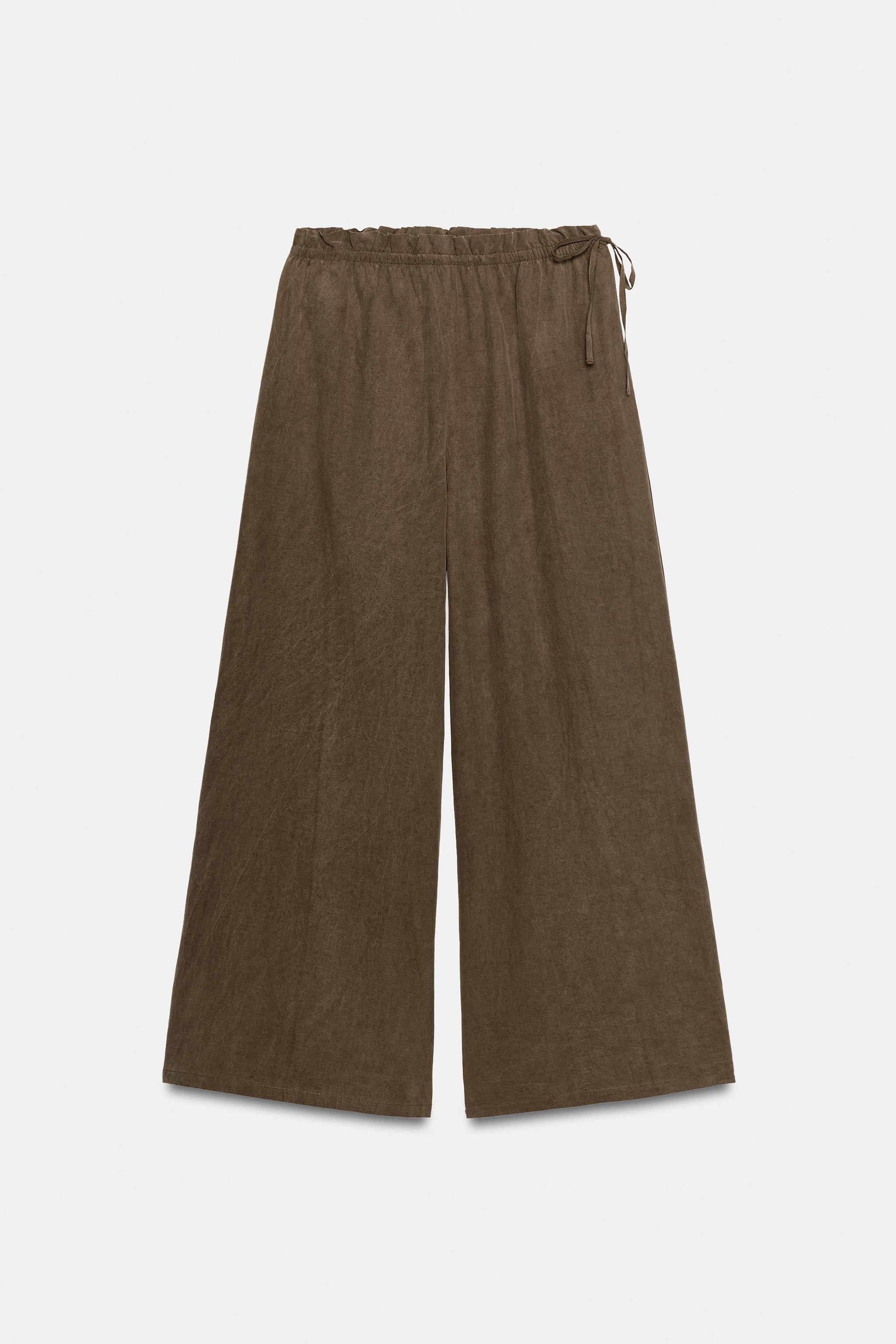 Pantalones palazzo Zara en tono marrón oscuro sobre fondo neutro