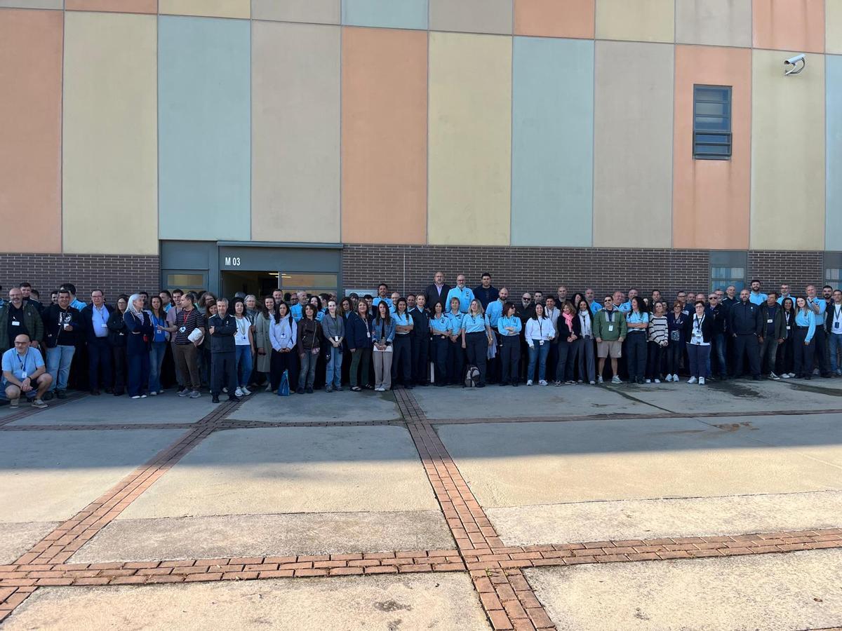 Concentración de empleados frente a la entrada de la prisión de Puig de les Basses, con pancartas de apoyo al director dimitido