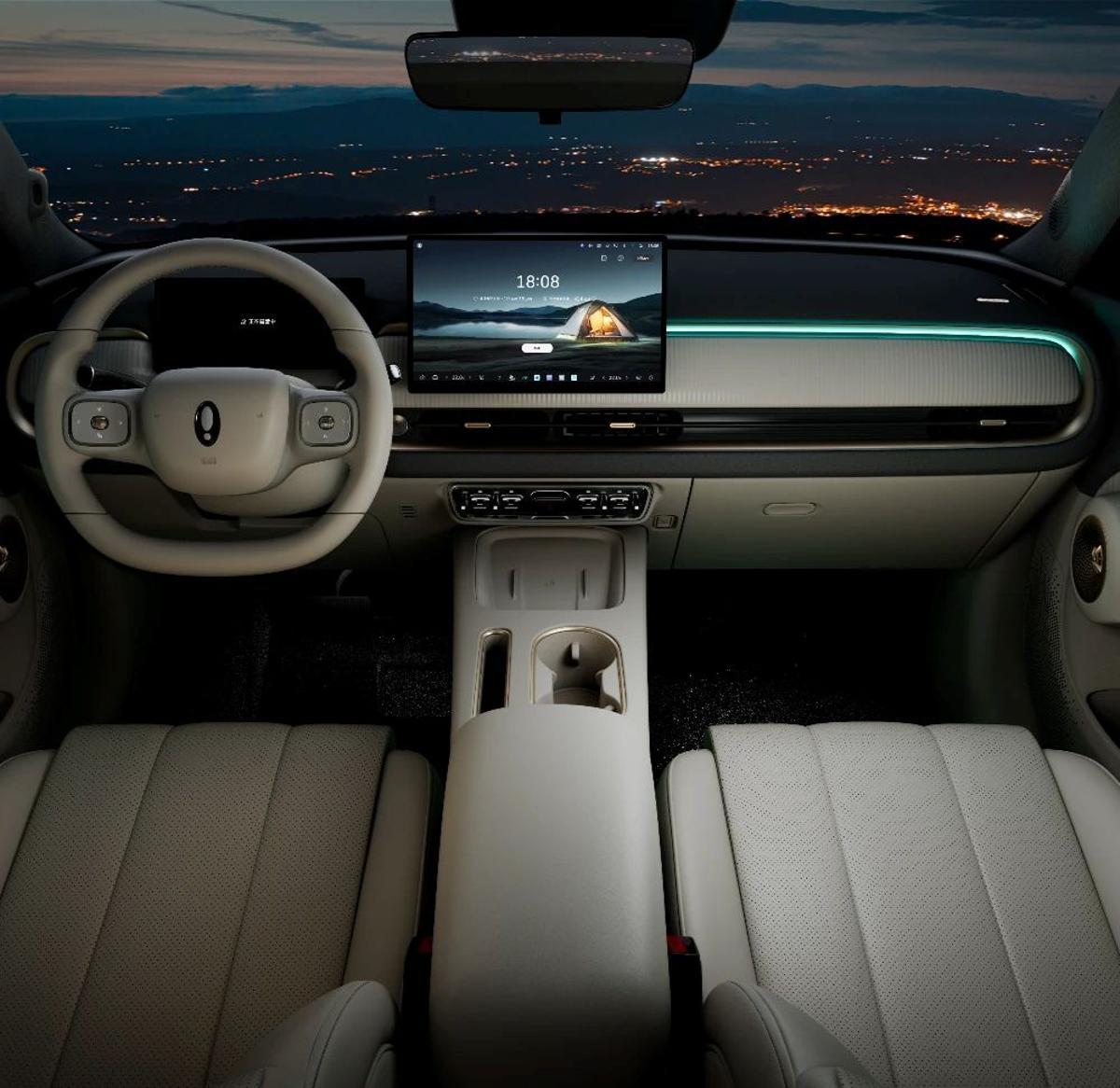 Detalle del interior del Ora 5 con pantalla de infoentretenimiento de 14,6 pulgadas