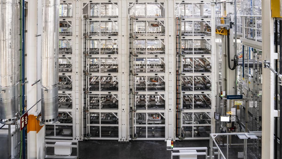 Túnel automatizado de 600 metros por el que circula la batería antes de llegar al taller 10