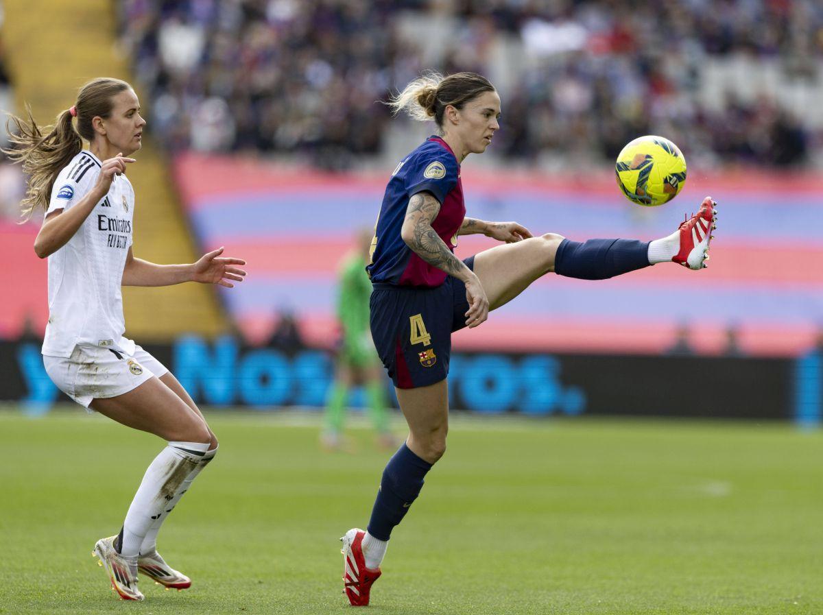 Capitana Mapi León levantando la Champions League femenina con el Barça