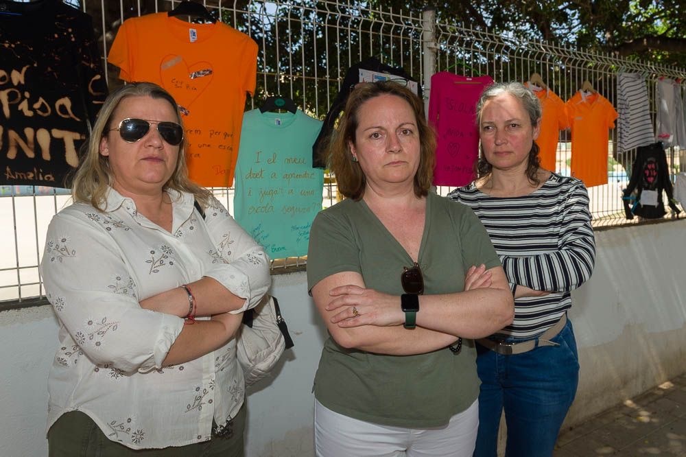 Padres mallorquines con carteles protestando frente al colegio Son Pisà