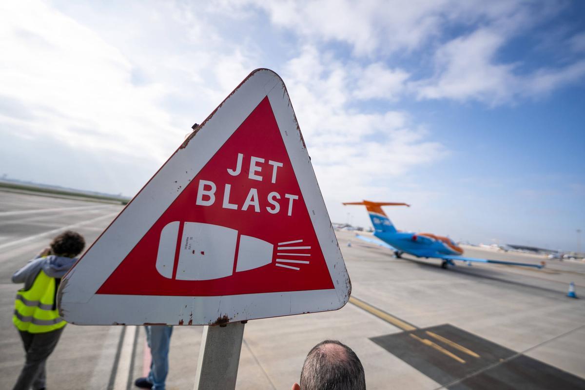 Vista aérea del aeropuerto de Barcelona-El Prat con el delta del Llobregat y áreas protegidas circundantes