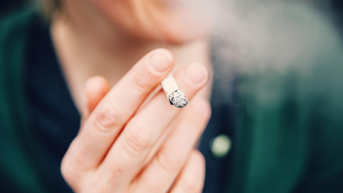 Pulmones pueden regenerarse al dejar de fumar, afirma la Dra. Charlotte Dean
