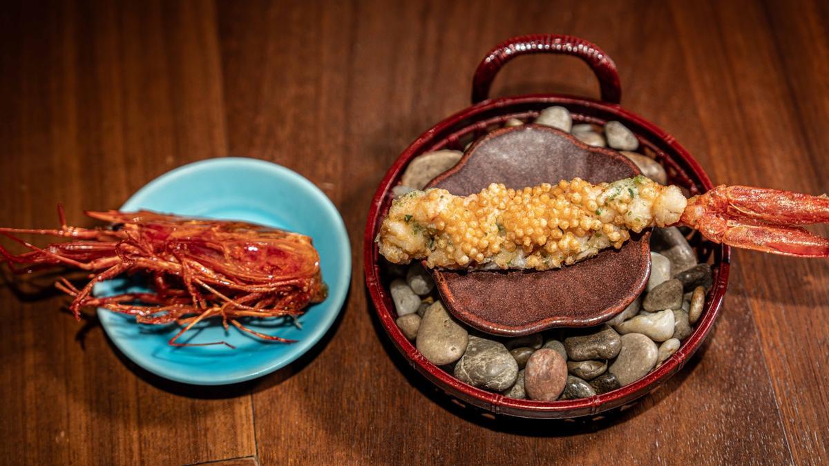 Primer plano de un nigiri de ventresca de atún con carbón mizunara en el menú degustación de Suto