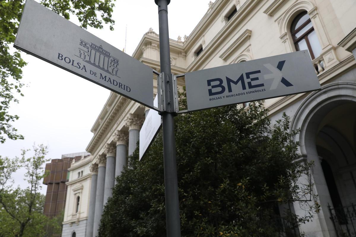Ibex 35 sube 1,2% y roza los 17.900 puntos mientras el Brent cae a 108,4 dólares