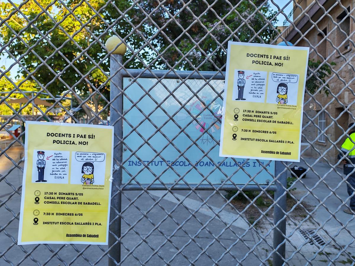 Manifestación frente al Institut Escola Joan Sallarès i Pla en Sabadell