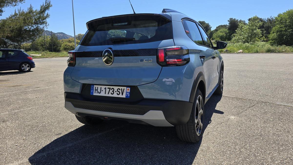 Citroën ë‑C3 en exposición, resaltando su diseño crossover compacto