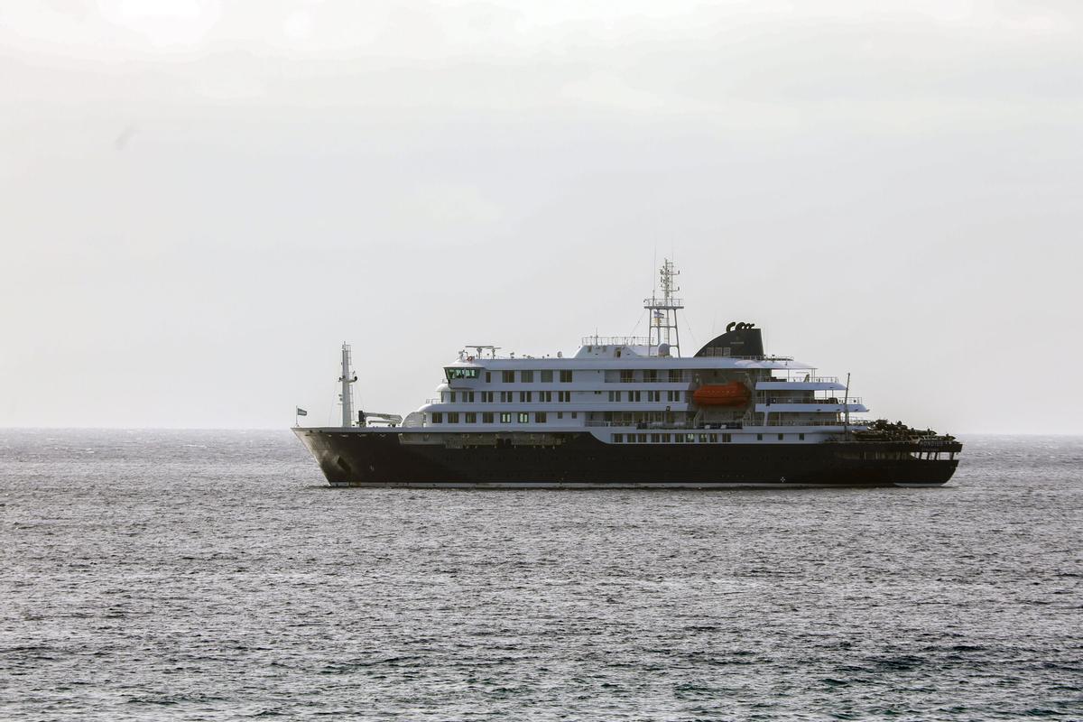 Crucero MV Hondius anclado frente a Praia, isla de Santiago, Cabo Verde