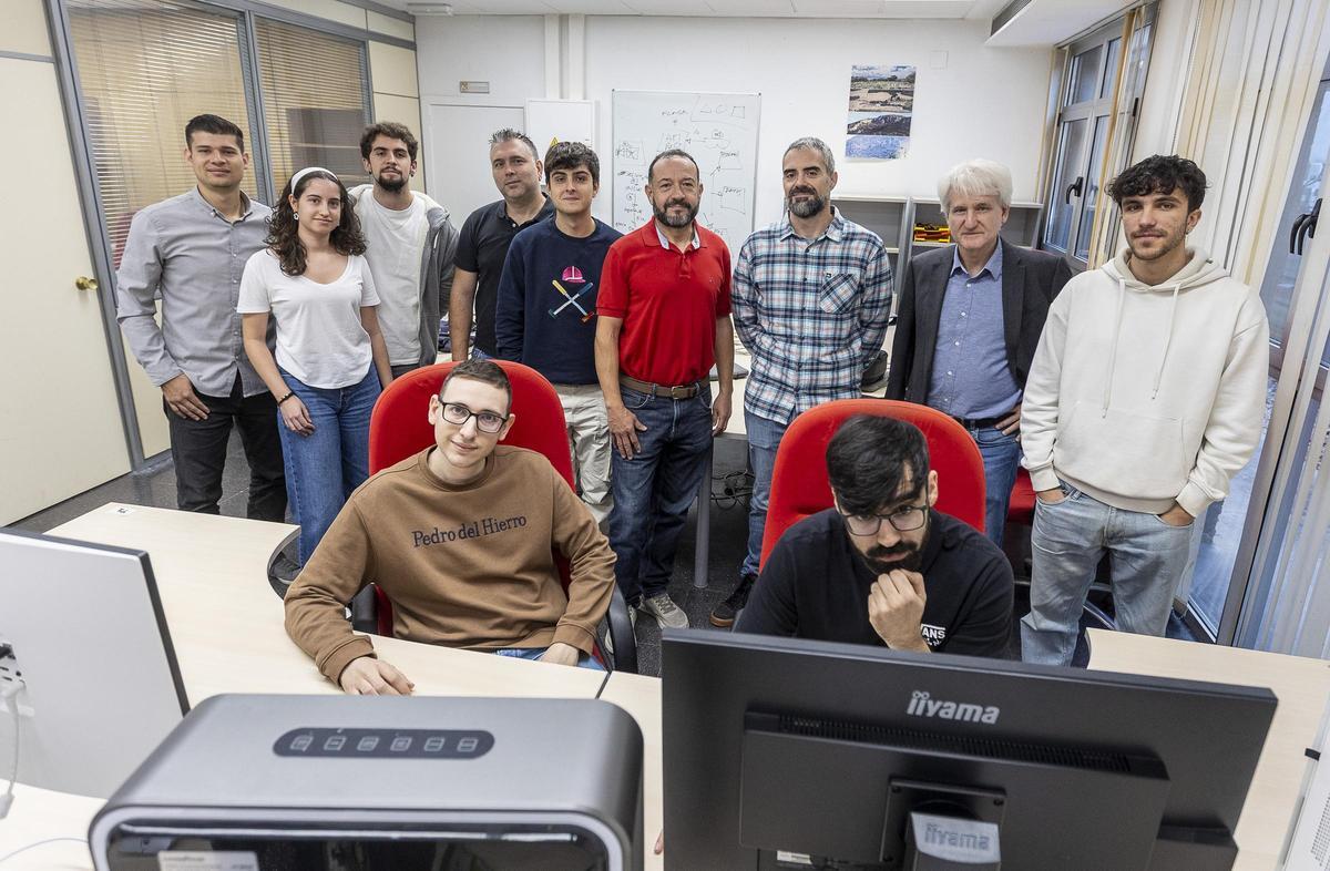 Investigadores de la Universidad de Alicante y el ISABIAL trabajando en el laboratorio