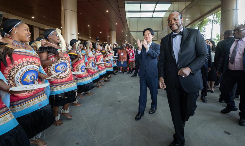 Presidente taiwanés Lai Ching‑te saludando al rey Mswati III en Eswatini
