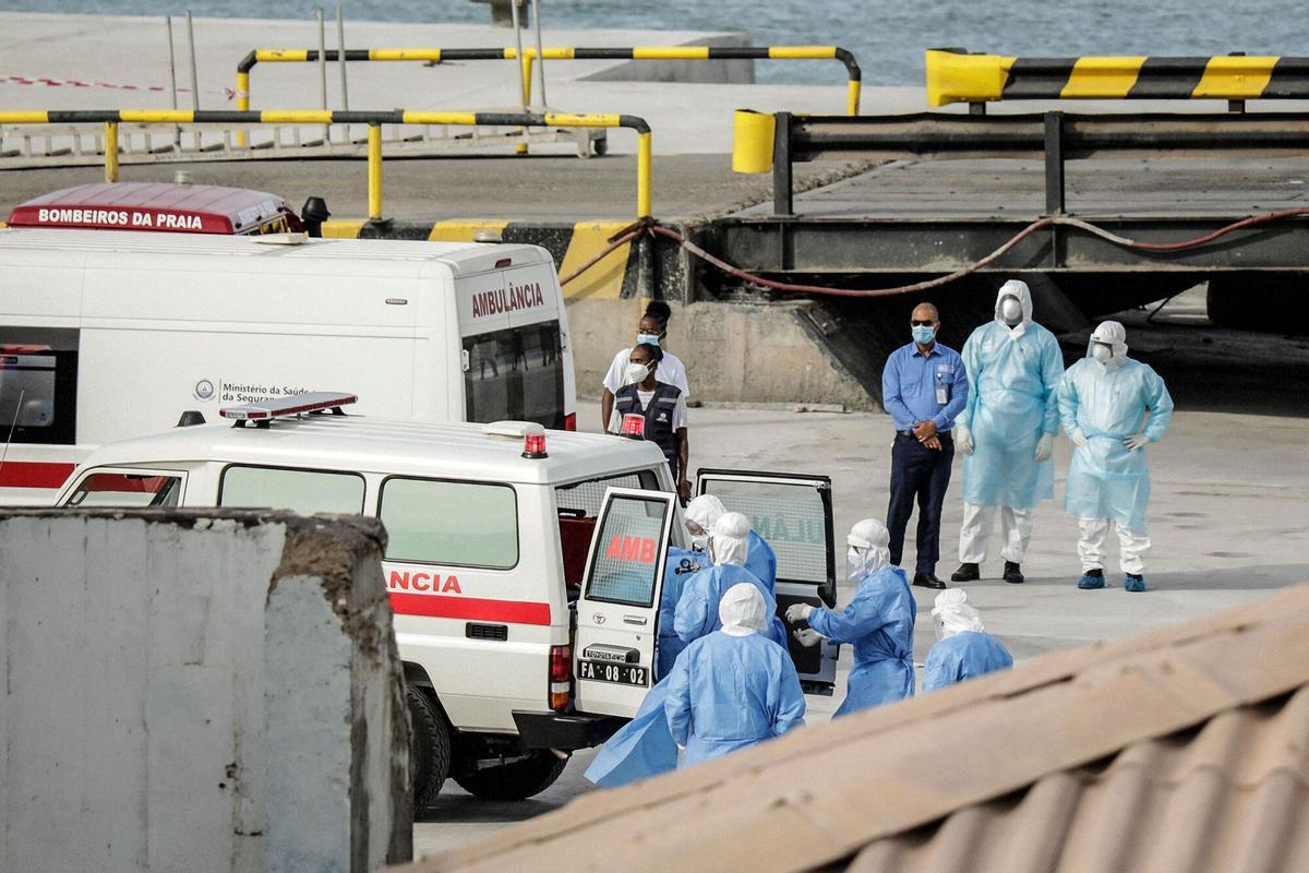 Personal médico atendiendo a pacientes sospechosos de hantavirus en una ambulancia aérea