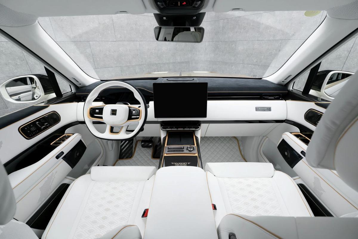 Detalle del interior en cuero blanco del Zeekr X9 by Mansory
