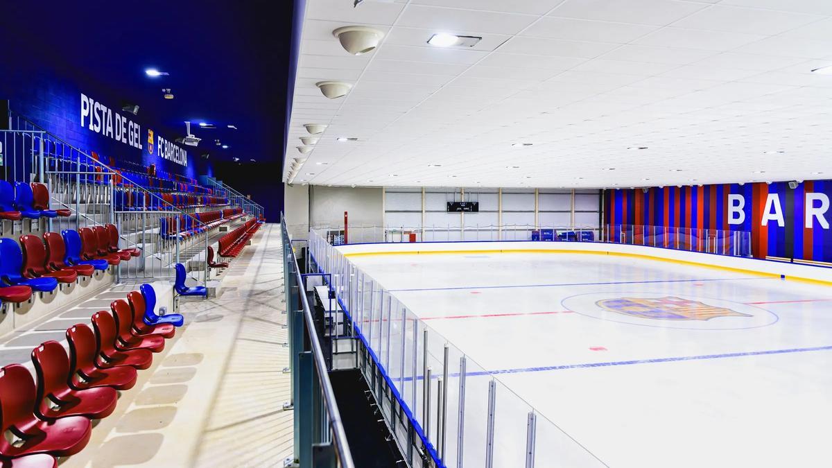 Detalle de la zona de espectadores y patinadores en la pista de hielo provisional del Barça
