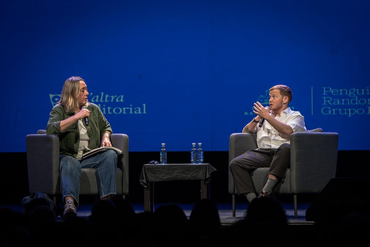 Kae Tempest en el escenario de Paral·lel 62 durante la presentación de su novela