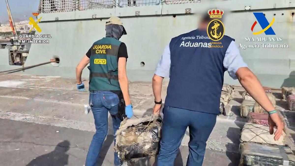 Guardia Civil abordando el carguero Arconian frente a El Hierro