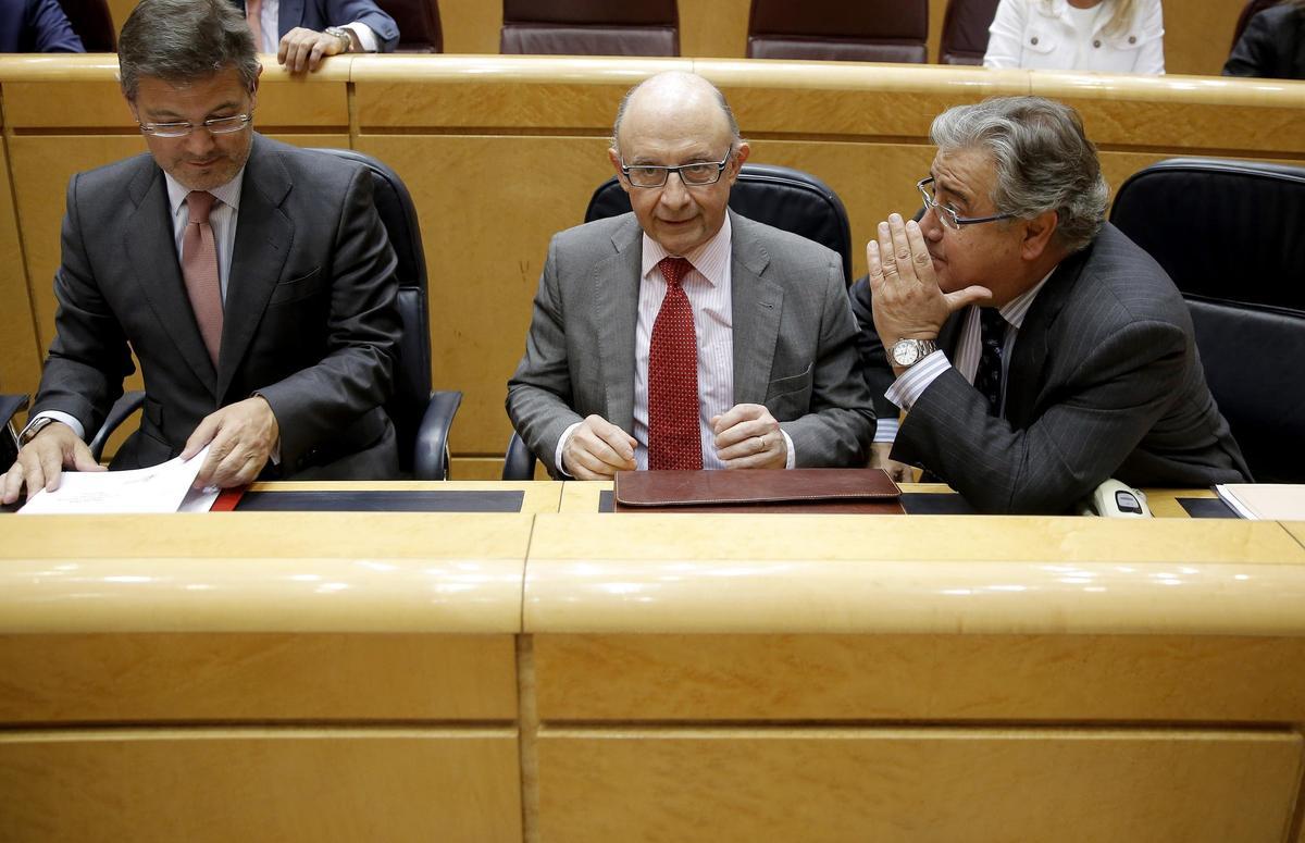Juan Manuel Herrero de Egaña Espinosa de los Moneros revisando documentos legales