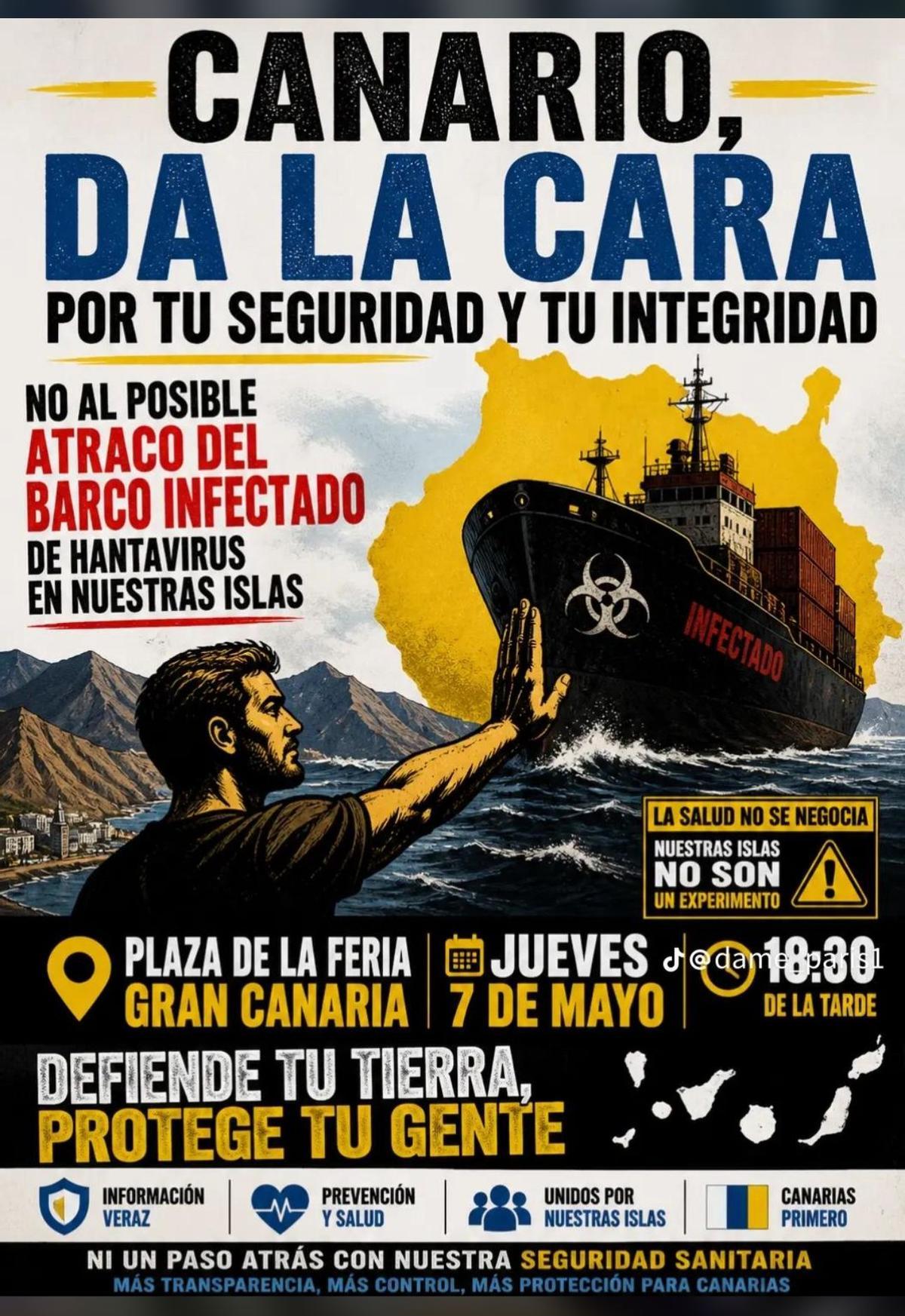 Manifestantes con pancartas frente a la Plaza de la Feria de Gran Canaria durante la protesta contra el crucero MV Hondius